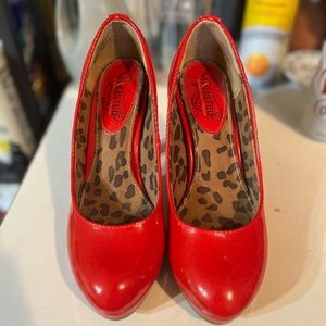 Red pumps, size 6